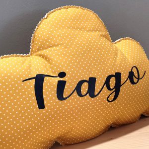 Coussin nuage pois moutarde personnalisé avec marquage pour cadeau naissance pour bébé et enfant en décoration chambre