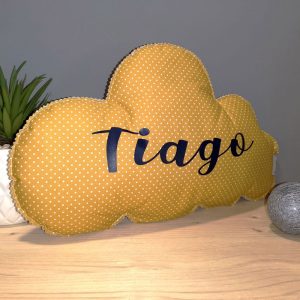 Coussin nuage pois moutarde personnalisé avec prénom pour cadeau naissance pour bébé et enfant en décoration chambre