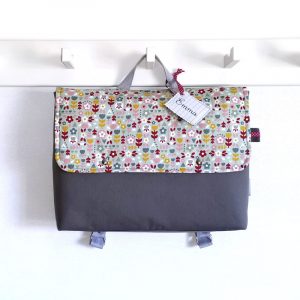 Cartable maternelle personnalisé pour fille motif floral gris accessoire sac d'écolier avec pression