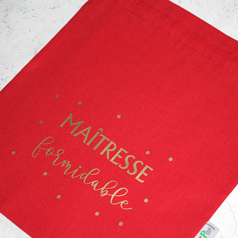 Pochette cadeau pour maitresse couleur rouge et doré avec marquage accessoires pour écolier et cadeau sac personnalisé