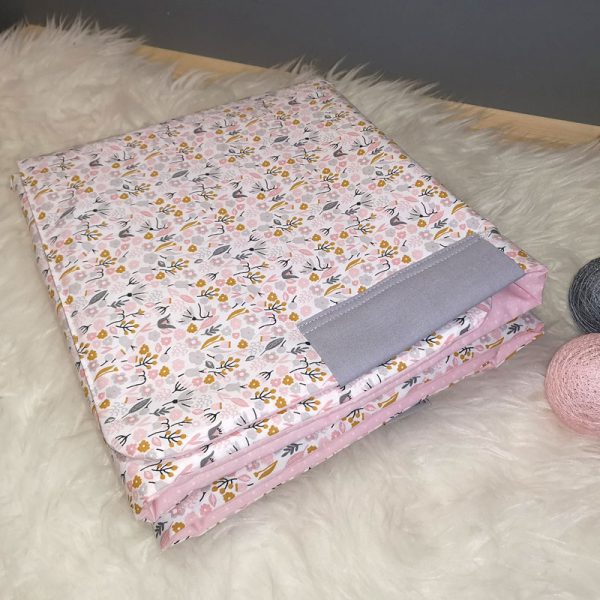 Couverture d'appoint pour bébé floral et pois rose accessoire et cadeau de naissance personnalisé sans prénom