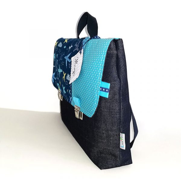 Cartable maternelle personnalisé pour garçon avec avion bleu accessoire et sac écolier avec soufflet