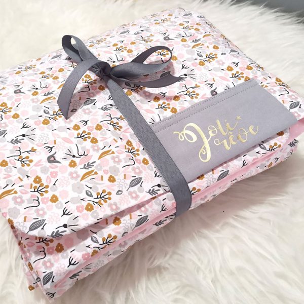 Couverture pour bébé floral et rose pour bébé en cadeau naissance et décoration de chambre en couverture