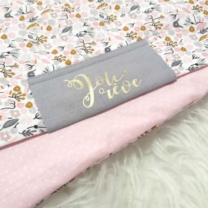 Couverture pour bébé floral et rose pour bébé en cadeau naissance et décoration de chambre avec marquage