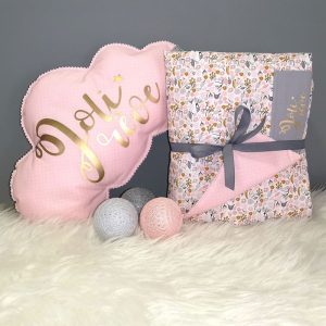 Couverture pour bébé motif floral rose et coussin nuage pour bébé en cadeau de naissance et décoration de chambre