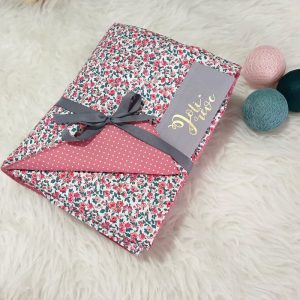 Couverture pour bébé mini fleurs en rose pour bébé en cadeau naissance et décoration de chambre