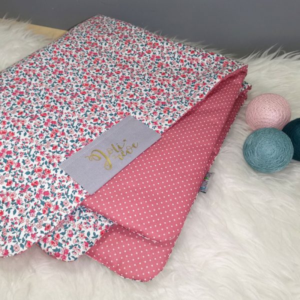 Couverture pour bébé mini fleurs en rose pour bébé en cadeau naissance et décoration de chambre et poussette