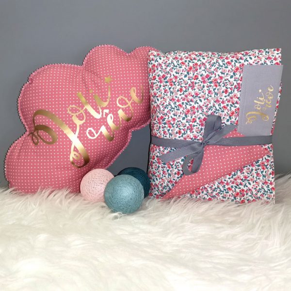 Couverture pour bébé motif mini fleurs rose et coussin nuage pour bébé en cadeau de naissance et décoration de chambre