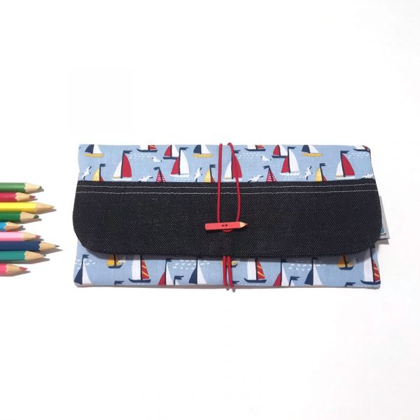 Trousse à crayons bateau accessoire d'enfant pour école et cartable maternelle avec bouton crayon