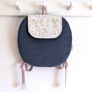 Sac à dos bébé en velours gris floral accessoire pour bébé et cadeau de naissance personnalisable créations personnalisées pour enfant