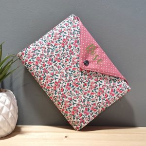 Protège carnet de santé pour fille à fleurs vieux rose accessoire en cadeau naisssance pour bébé et personnalisé avec le prénom