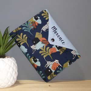 Protège carnet de santé mixte avec panthère bleu ciel accessoire en cadeau naisssance pour bébé et personnalisé avec le prénom