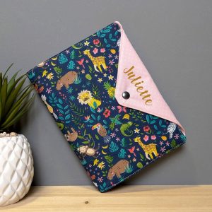 Carnet de santé personnalisable pour bébé fille avec jungle rose et accessoire pour cadeau de naissance et personnalisable avec prénom