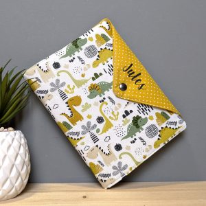 Protège carnet de santé pour bébé mixte avec des dinosaures jaune moutarde accessoire et cadeau de naissance personnalisable avec prénom