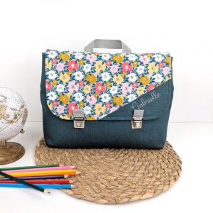 Cartable maternelle sac à dos personnalisé en 24x32 cm et tuck pour fille effet lin vert et fleurs rose accessoire sac d'écolier original et personnalisable