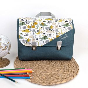 Cartable maternelle personnalisé et sac à dos personnalisé 24x32 cm avec tuck pour garçon effet lin vert avec dinosaures accessoire sac d'écolier original et personnalisable