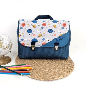 Cartable maternelle personnalisé et sac à dos personnalisé 24x32 cm tuck pour garçon en velours et planète bleu accessoire sac d'écolier original et personnalisable