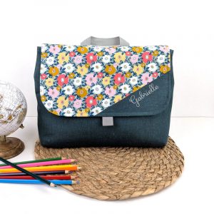 Cartable maternelle personnalisé pour fille en 24x32 cm et scratch effet lin vert et fleurs rose accessoire sac d'écolier original et personnalisable