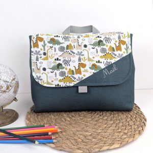 Cartable maternelle personnalisé et sac à dos personnalisé pour garçon en 24x32 cm et scratch effet lin vert avec dinosaure accessoire sac d'écolier original et personnalisable