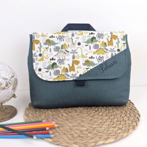 Cartable maternelle personnalisé et sac à dos personnalisé pour garçon en 24x32 cm et scratch effet lin vert avec dinosaure et sangle marine accessoire sac d'écolier original et personnalisable