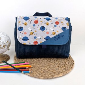 Cartable maternelle personnalisé et sac à dos personnalisé pour garçon en 24x32 cm avec scratch en velours et planète bleu accessoire sac d'écolier original et personnalisable