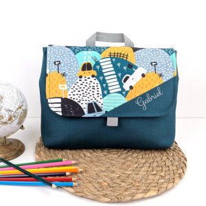 Cartable maternelle personnalisé et sac à dos personnalisé pour garçon en 24x32 cm avec scratch et voitures bleu canard accessoire et sac d'écolier original et personnalisable