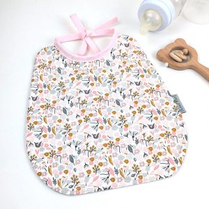 Bavoir bébé lange motif floral un accessoire pour bébé en cadeau de naissance