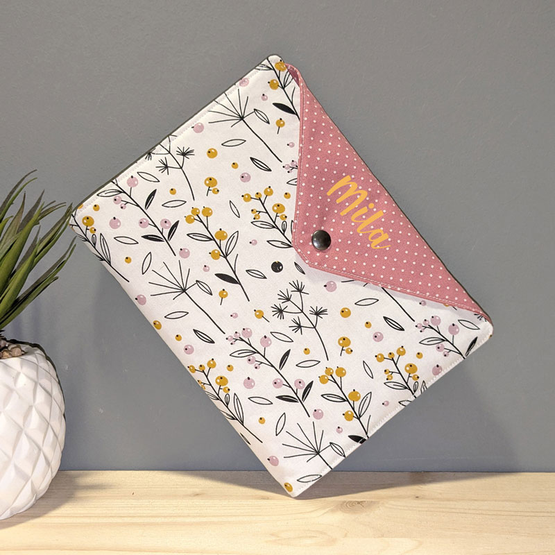 Carnet de santé personnalisable pour bébé fille élégant rose accessoire et cadeau de naissance personnalisable avec prénom