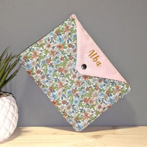 Carnet de santé personnalisable pour bébé fille avec fleur intense rose accessoire et cadeau de naissance personnalisable avec prénom
