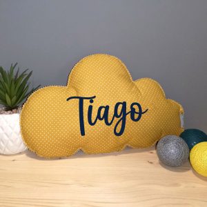 Coussin nuage avec prénom motif pois jaune moutarde et personnalisé avec prénom