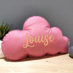Coussin nuage avec prénom motif pois vieux rose et personnalisé avec prénom