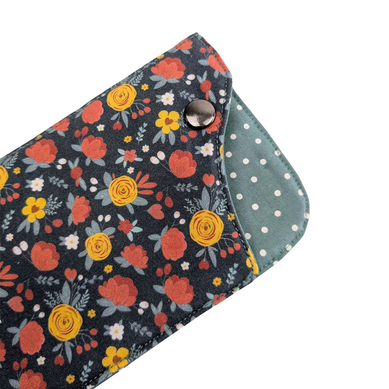 Etui à lunettes souple motif floral orangé un accessoire original pour le sac à main de femme