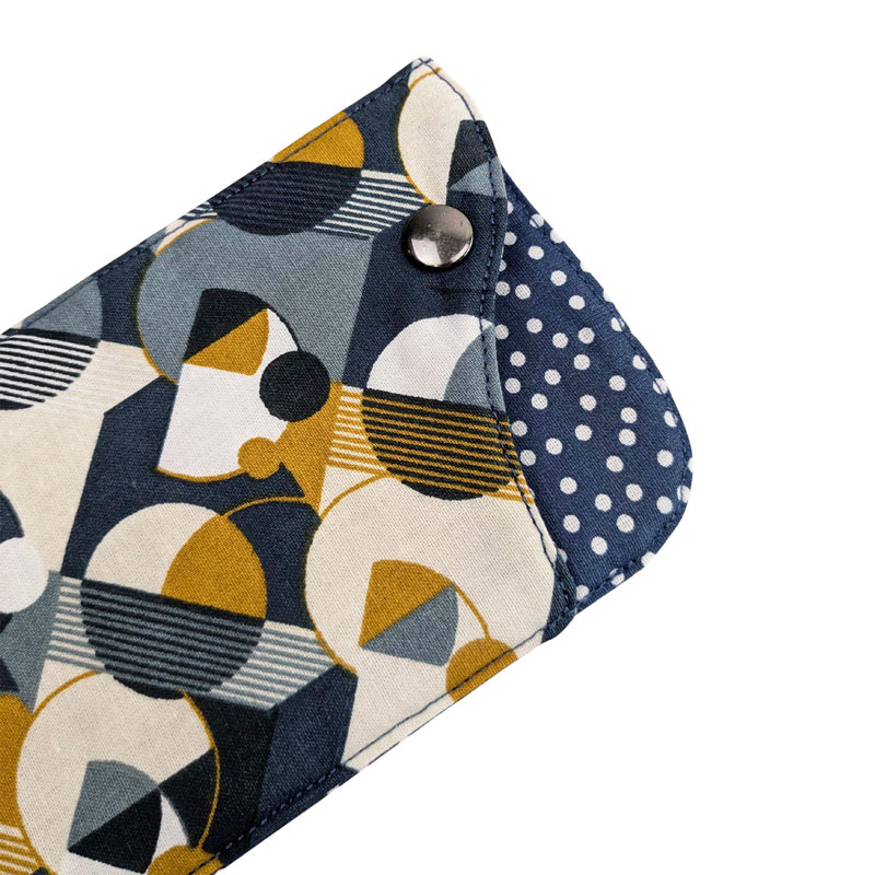 Etui à lunettes souple motif géométrique et bleu un accessoire original pour le sac à main de femme