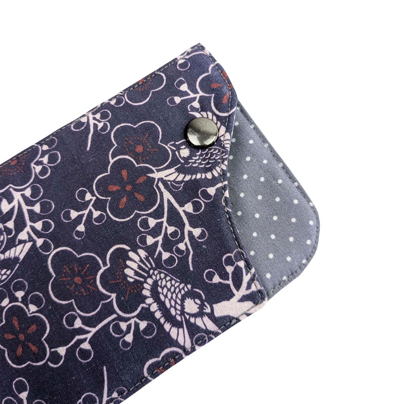 Etui à lunettes souple motif japonisant et gris un accessoire original pour le sac à main de femme
