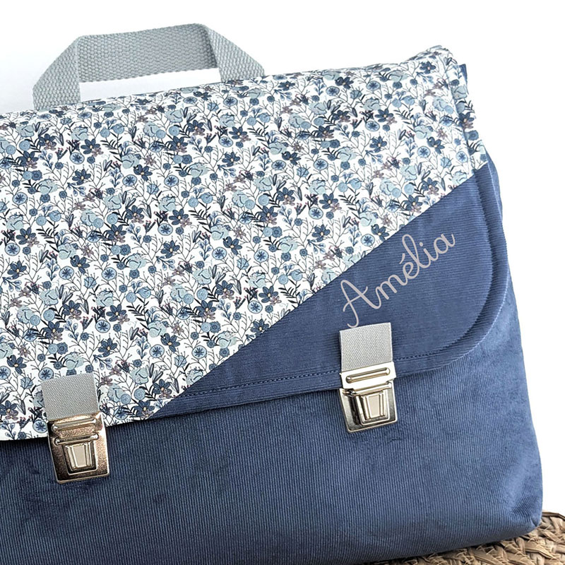 Cartable maternelle ou sac à dos personnalisé 24x32 cm avec tuck fille en velours fin bleu gris et fleurs bleues un accessoire sac d'écolier original et personnalisable avec prénom