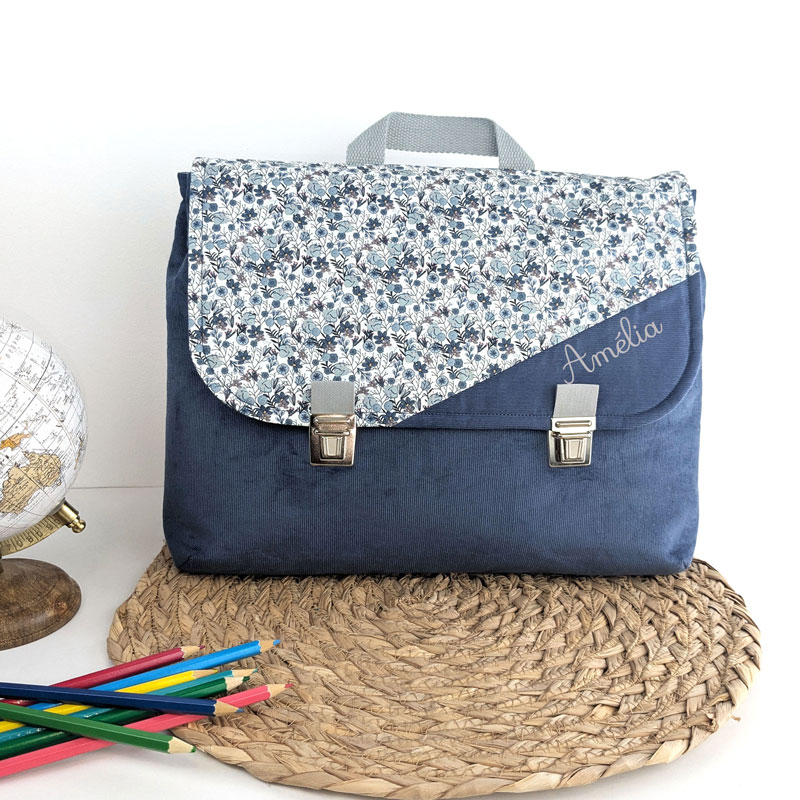 Cartable maternelle personnalisé ou sac à dos personnalisé 24x32 cm avec tuck fille en velours fin bleu gris et fleurs bleues un accessoire sac d'écolier original et personnalisable