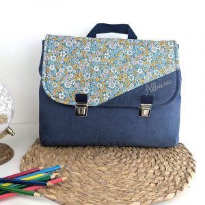 Cartable maternelle personnalisé ou sac à dos personnalisé 24x32 cm avec tuck fille en velours fin bleu gris et fleurs jaune un accessoire sac d'écolier original et personnalisable