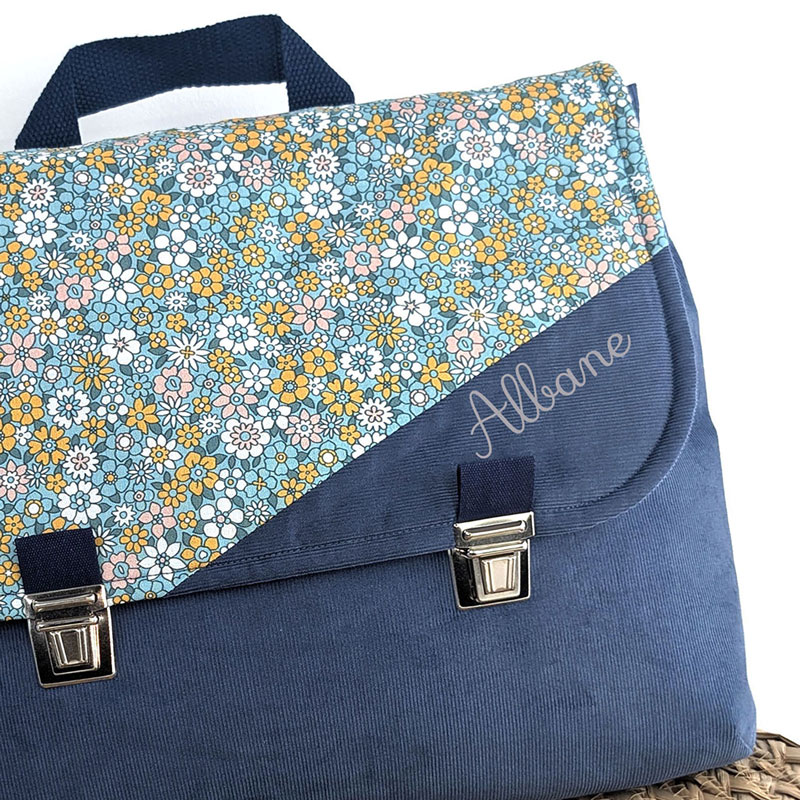 Cartable maternelle ou sac à dos personnalisé 24x32 cm avec tuck fille en velours fin bleu gris et fleurs jaune un accessoire sac d'écolier original et personnalisable avec prénom
