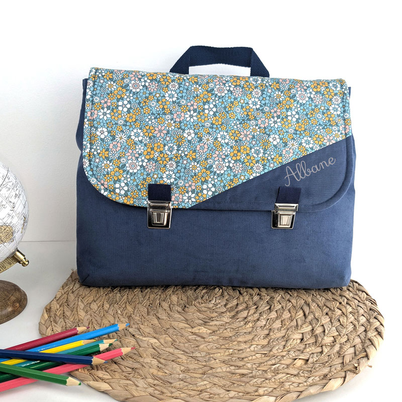 Cartable maternelle personnalisé ou sac à dos personnalisé 24x32 cm avec tuck fille en velours fin bleu gris et fleurs jaune un accessoire sac d'écolier original et personnalisable