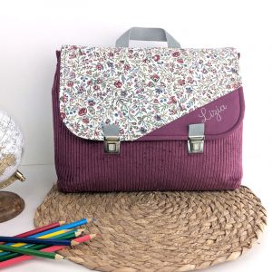 Cartable maternelle personnalisé ou sac à dos personnalisé 24x32 cm avec tuck fille en velours grenat et fleurs bordeaux un accessoire sac d'écolier original et personnalisable