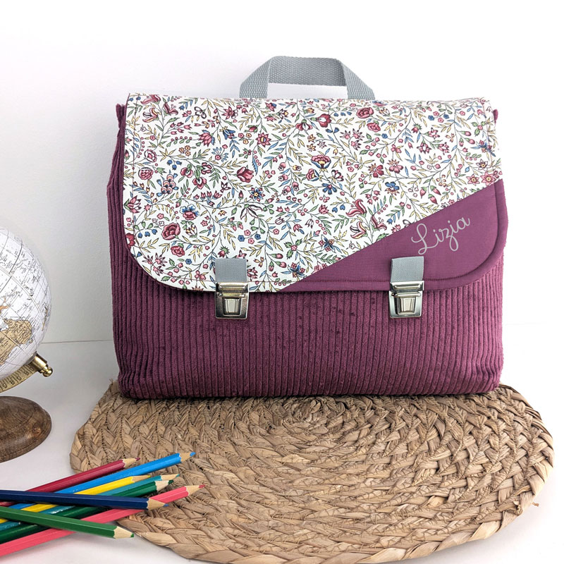 Cartable maternelle personnalisé ou sac à dos personnalisé 24x32 cm avec tuck fille en velours grenat et fleurs bordeaux un accessoire sac d'écolier original et personnalisable