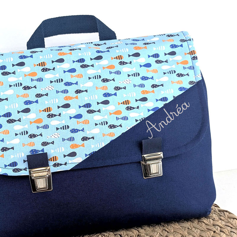 Cartable maternelle ou sac à dos personnalisé 24x32 cm avec tuck mixte en coton bleu et poissons un accessoire sac d'écolier original et personnalisable avec prénom