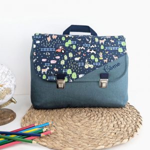 Cartable maternelle personnalisé ou sac à dos personnalisé 24x32 cm avec tuck mixte en tissu effet lin vert et ferme avec tracteur un accessoire sac d'écolier original et personnalisable