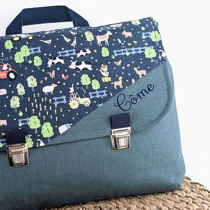 Cartable maternelle ou sac à dos personnalisé 24x32 cm avec tuck mixte en tissu effet lin vert et ferme avec tracteur un accessoire sac d'écolier original et personnalisable avec prénom