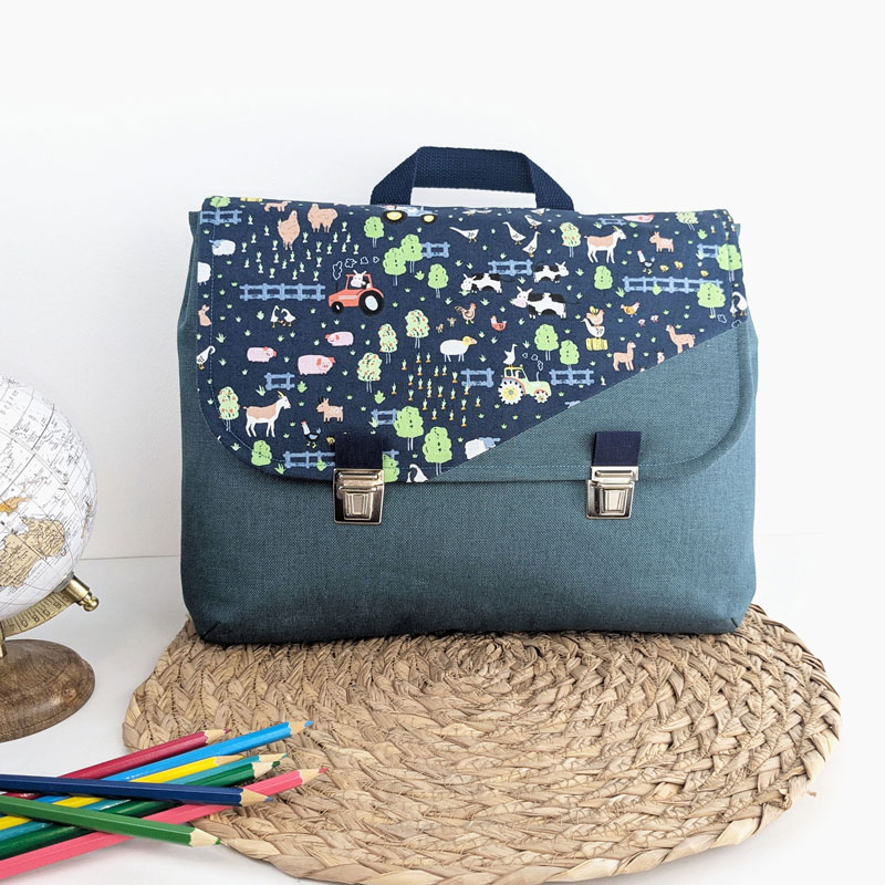 Cartable maternelle ou sac à dos personnalisé 24x32 cm avec tuck mixte en tissu effet lin vert et ferme avec tracteur un accessoire sac d'écolier original