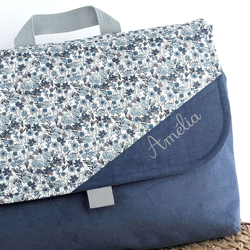 Cartable maternelle ou sac à dos personnalisé pour fille 24x32 cm avec scratch en velours fin bleu gris et fleurs bleues un accessoire sac d'écolier original et personnalisable avec prénom