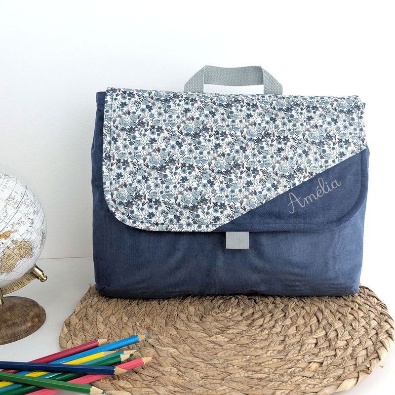 Cartable maternelle personnalisé ou sac à dos personnalisé pour fille 24x32 cm avec scratch en velours fin bleu gris et fleurs bleues un accessoire sac d'écolier original et personnalisable
