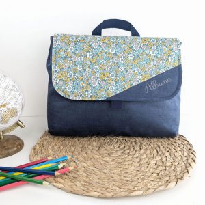 Cartable maternelle personnalisé ou sac à dos personnalisé pour fille 24x32 cm avec scratch en velours fin bleu gris et fleurs jaune un accessoire sac d'écolier original et personnalisable