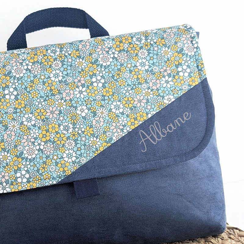 Cartable maternelle ou sac à dos personnalisé pour fille 24x32 cm avec scratch en velours fin bleu gris et fleurs jaune un accessoire sac d'écolier original et personnalisable avec prénom