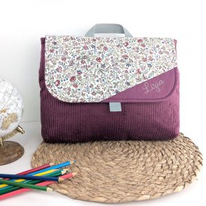 Cartable maternelle personnalisé ou sac à dos personnalisé pour fille 24x32 cm avec scratch en velours grenat et fleurs bordeaux un accessoire sac d'écolier original et personnalisable